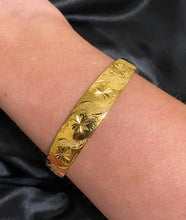 Load image into Gallery viewer, Aurora Bangle in Gold
