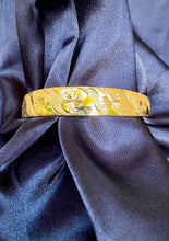 Load image into Gallery viewer, Aurora Bangle in Gold
