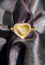 Load image into Gallery viewer, 14k Sunburst Heart Ring
